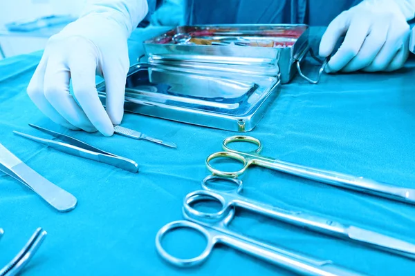 Detailní záběr sterilizovaných chirurgických nástrojů s rukou uchopení nástroje — Stock fotografie