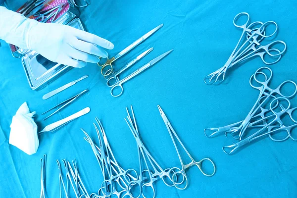 รายละเอียดของเครื่องมือผ่าตัดที่ผ่านการฆ่าเชื้อด้วยมือจับเครื่องมือ — ภาพถ่ายสต็อก