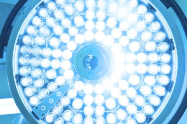 Ameliyat odasında cerrahi lambalar 