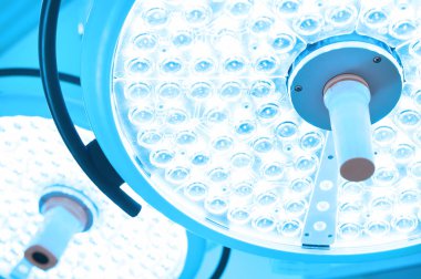 operasyon odasında iki ameliyat lambaları