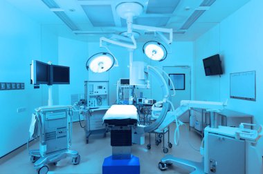 Modern ameliyathanede ekipman ve tıbbi cihazlar 