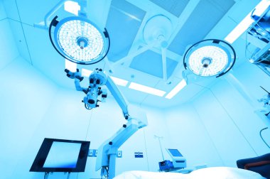 Modern ameliyathanede ekipman ve tıbbi cihazlar 