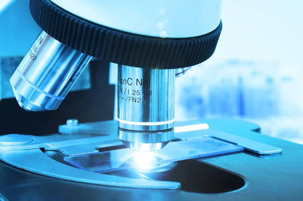 mikroskop kan Laboratuvarı görüntüsünü kapatmak