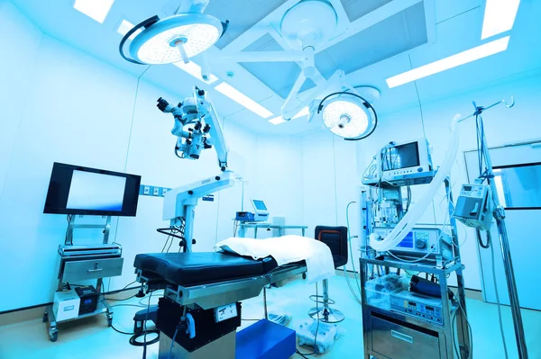 Modern ameliyathanede ekipman ve tıbbi cihazlar 