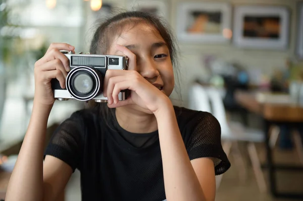 Cute little girl takes picture — Stock Photo, Image