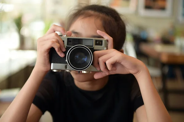 Schattig klein meisje maakt foto — Stockfoto