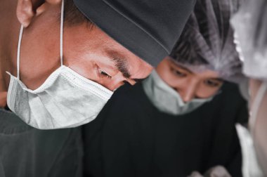 iki veteriner Cerrahi operasyon odasında 