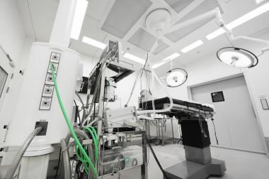 Modern ameliyathanede ekipman ve tıbbi cihazlar 