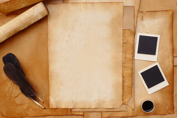 Старая бумага с перьями и чернилами, фоторамка — стоковое фото