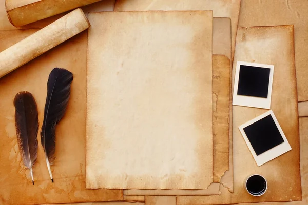 Oud papier met veer en inkt, fotolijstjes — Stockfoto