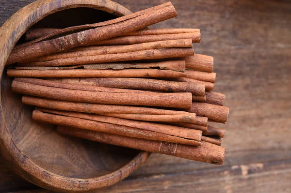 Kayu manis dalam mangkuk kayu — Stok Foto
