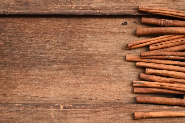 Корица палочки на деревянном фоне — стоковое фото