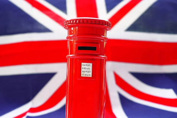 London postbox på flaggan Uk — Stockfoto