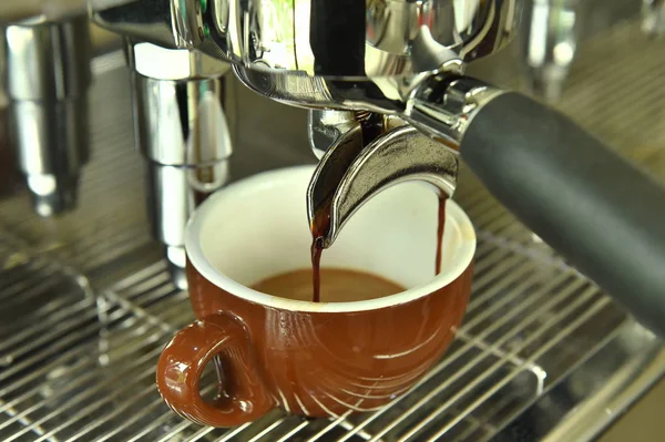 Primer plano de la máquina de café de preparación — Foto de Stock