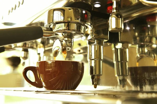 Primer plano de la máquina de café de preparación — Foto de Stock