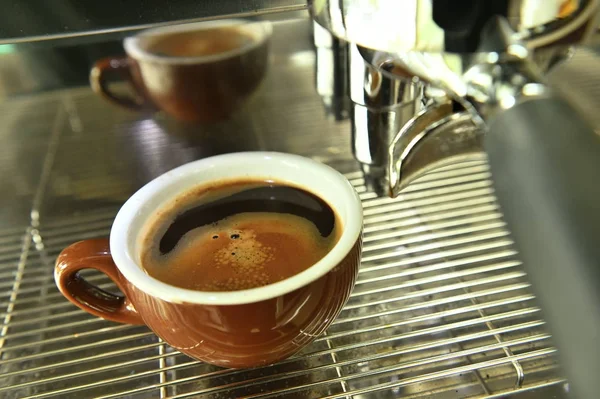 Close-up van de voorbereiding van koffie machine — Stockfoto