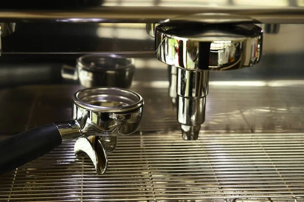 Közelkép a kávé gép előkészítése — Stock Fotó