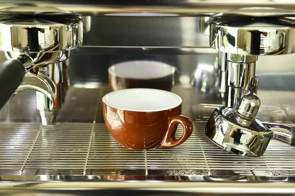 Kahve makinesi hazırlama yakın çekim — Stok fotoğraf