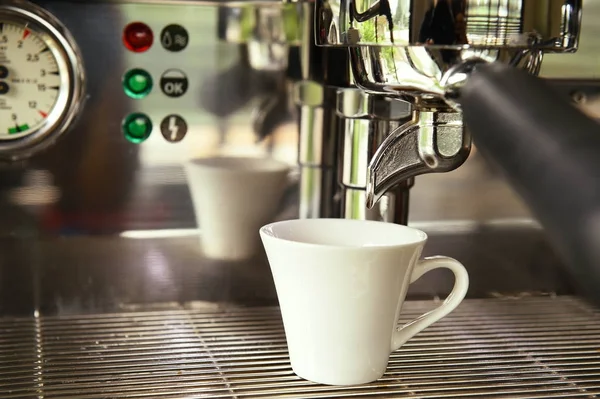 Primer plano de la máquina de café de preparación — Foto de Stock