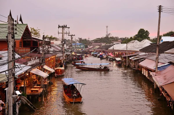 Le canal du marché d'Amphawa, le plus célèbre du marché flottant — Photo