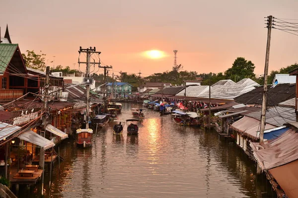 Amphawa market canal, der berühmteste schwimmende Markt — Stockfoto