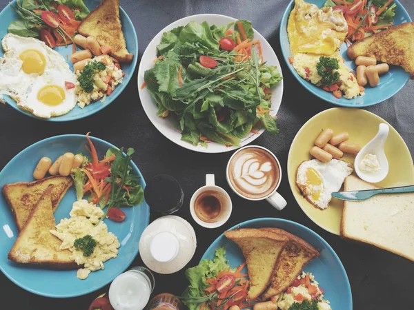 아침 식사와 야채 샐러드와 커피 — 스톡 사진