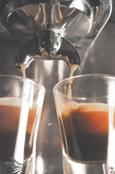 Primer plano de la máquina de café de preparación — Foto de Stock