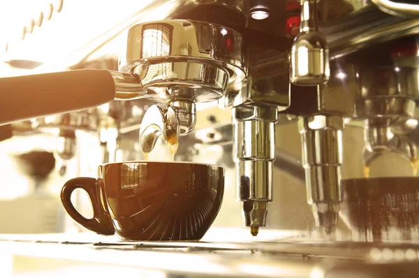 Primo piano della preparazione della macchina del caffè — Foto Stock