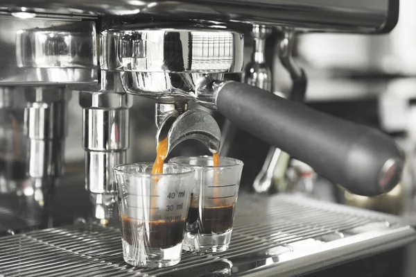 Primer plano de la máquina de café de preparación — Foto de Stock