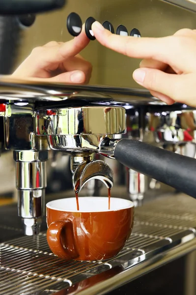 Primo piano della preparazione della macchina del caffè — Foto Stock