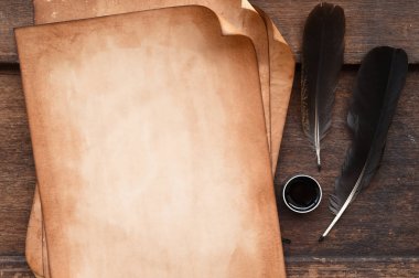 Eski kağıt üzerinde tüy ve mürekkep ile kahverengi ahşap doku