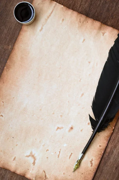 Старая бумага на коричневой текстуре дерева с перьями и чернилами — стоковое фото