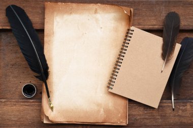 eski kağıt üzerinde tüy ve mürekkep, boş defter ile kahverengi ahşap doku 