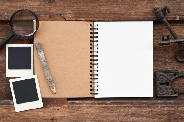 Tom anteckningsbok med penna och förstoringsglas — Stockfoto