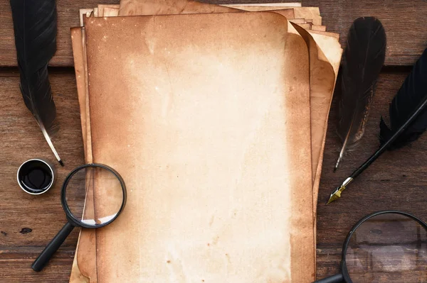Stare księgi na brązowy drewno tekstury z pióro i atrament, lupy — Zdjęcie stockowe