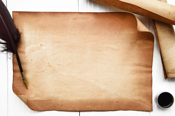 Oud papier textuur met veer en inkt — Stockfoto