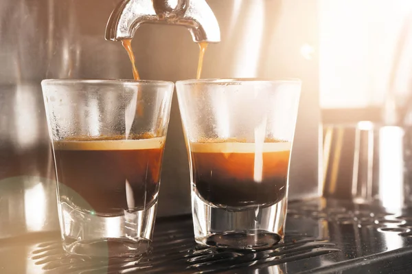 Close Van Koffiezetapparaat Voorbereiding Van Kopje Koffie — Stockfoto