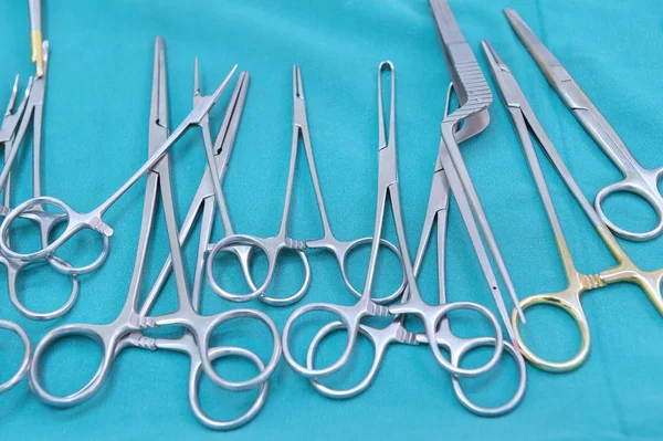 Detailní Záběr Sterilizovaných Chirurgických Nástrojů Rukou Uchopení Nástroje — Stock fotografie