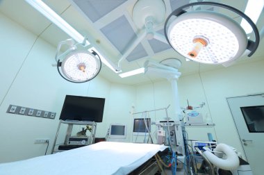 Modern ameliyathanede ekipman ve tıbbi cihazlar