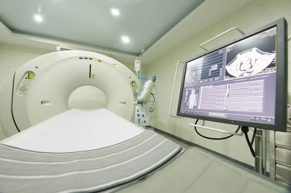 在医院的磁共振成像扫描仪客房 — 图库照片