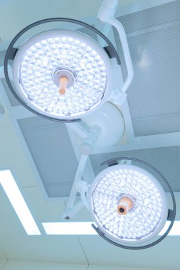 operasyon odasında iki ameliyat lambaları
