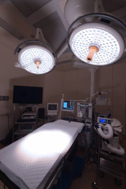 Modern ameliyathanede ekipman ve tıbbi cihazlar