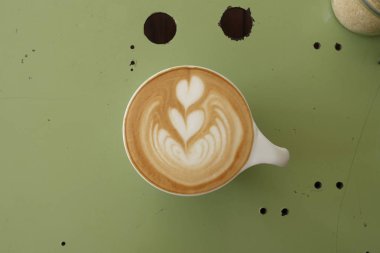 latte sanat ahşap arka plan üzerinde kahve fincan