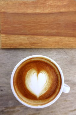 latte sanat ahşap arka plan üzerinde kahve fincan