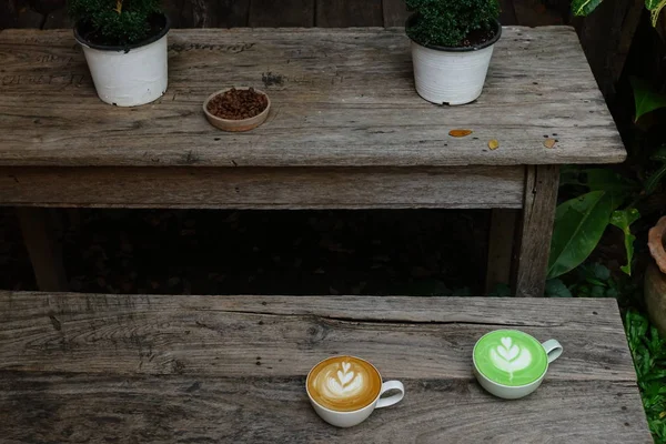 Filiżanka Zielonej Herbaty Matcha Latte Filiżanka Kawy Latte Art Drewnianym — Zdjęcie stockowe