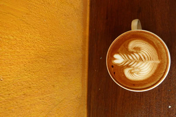 Latte Art Koffie Houten Achtergrond Kopje — Stockfoto