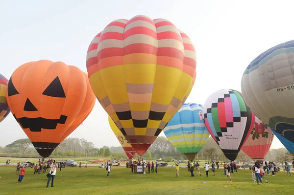 チェンライ 2018 Singha 公園国際バルーンフェスタ 2018 日の間の場所を取ると セント シンハー公園 チェンライ県タイ — ストック写真