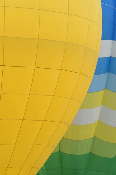 Mavi Gökyüzünde Yolculuğun Başlangıcında Renkli Sıcak Hava Balonları — Stok fotoğraf