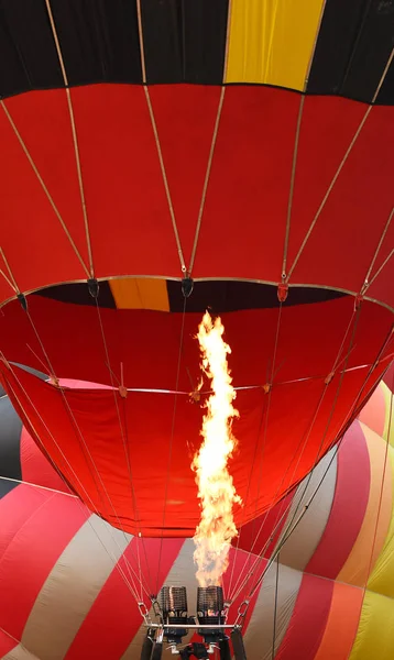 Mavi Gökyüzünde Yolculuğun Başlangıcında Renkli Sıcak Hava Balonları — Stok fotoğraf