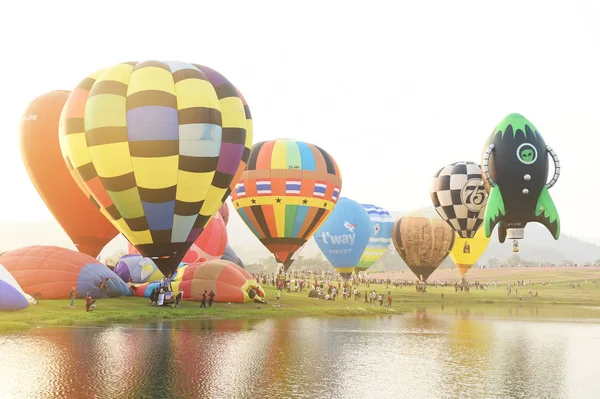 チェンライ 2018 Singha 公園国際バルーンフェスタ 2018 日の間の場所を取ると セント シンハー公園 チェンライ県タイ — ストック写真